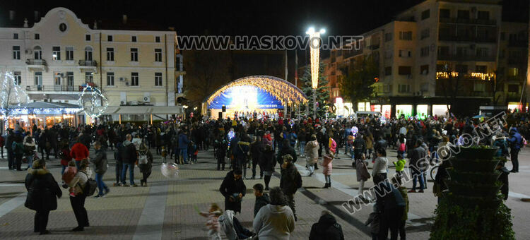 Дядо Коледа и Коледната фея пристигнаха за запалването светлините на елхата в Хасково