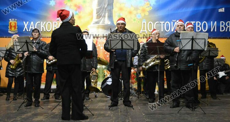 Дядо Коледа и Коледната фея пристигнаха за запалването светлините на елхата в Хасково
