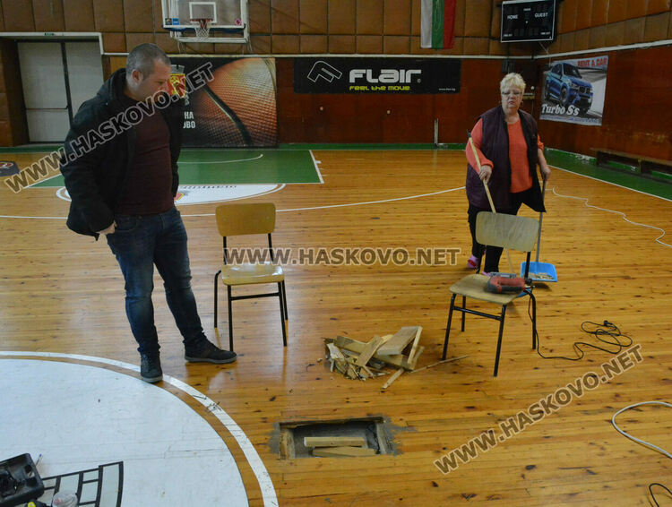 Щангисти счупиха пода в зала „Дружба“, случило се заради некачествен подиум