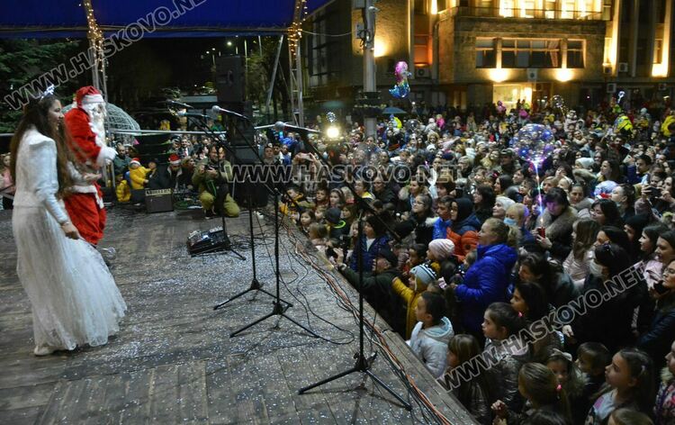 Дядо Коледа и Коледната фея пристигнаха за запалването светлините на елхата в Хасково