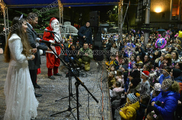 Дядо Коледа и Коледната фея пристигнаха за запалването светлините на елхата в Хасково