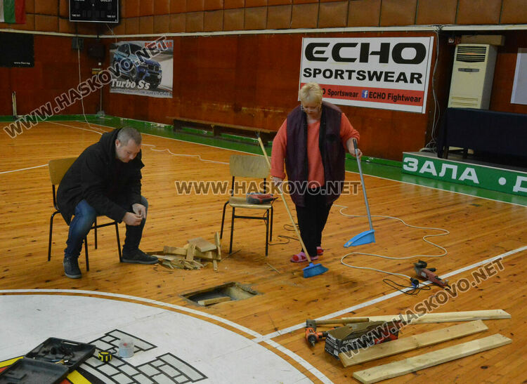 Георги Димитров и служителка от зала "Дружба"