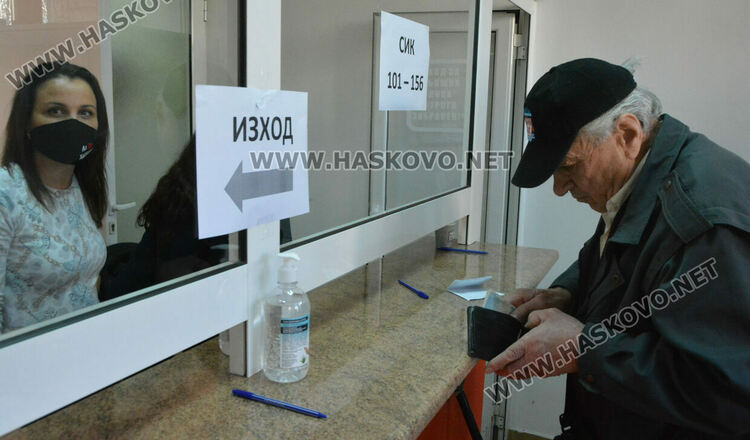 Започна изплащането на възнагражденията на СИК в Хасково