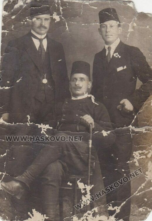 Ангел Грозков (седнал), Григор Писарев и Паскал Енчев в Турция, 1921 г.