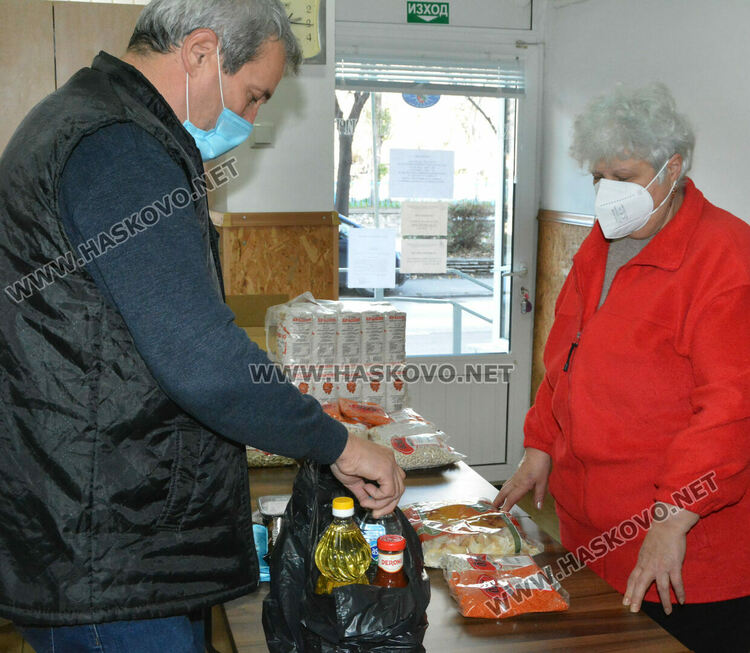 Коледни пакети за 209 души от Клуба на инвалида в Хасково