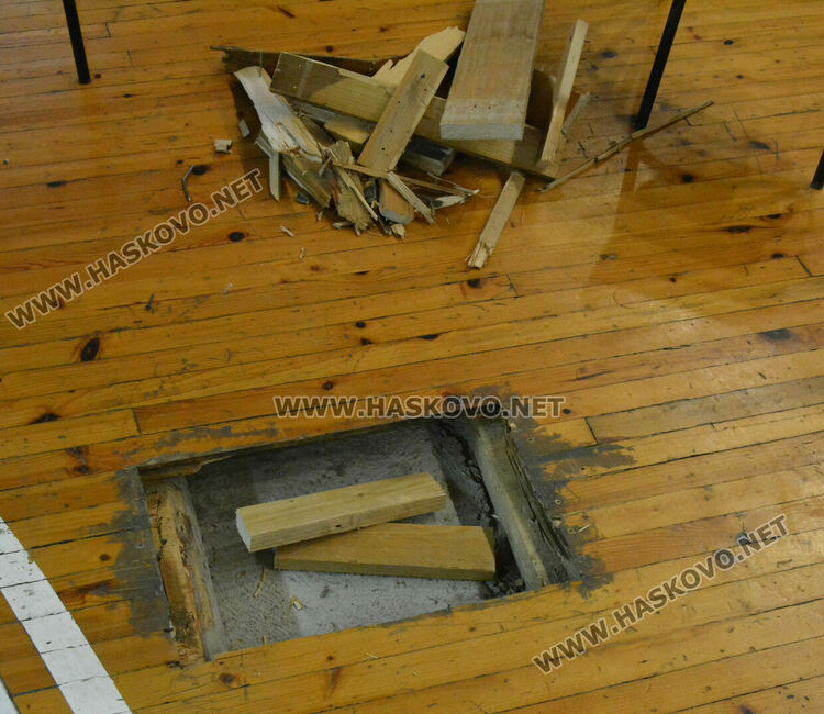 Щангисти счупиха пода в зала „Дружба“, случило се заради некачествен подиум