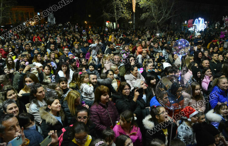 Дядо Коледа и Коледната фея пристигнаха за запалването светлините на елхата в Хасково