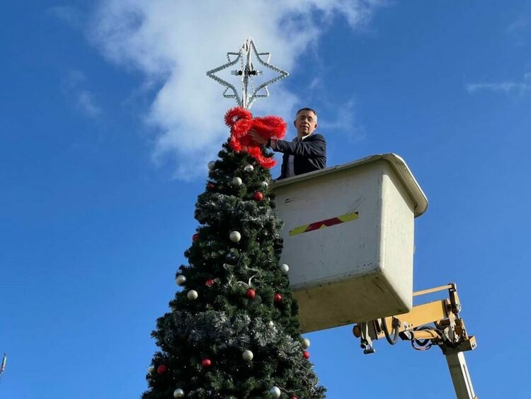 Хасан Азис постави звездата на Коледната елха в Кърджали