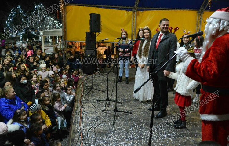 Дядо Коледа и Коледната фея пристигнаха за запалването светлините на елхата в Хасково