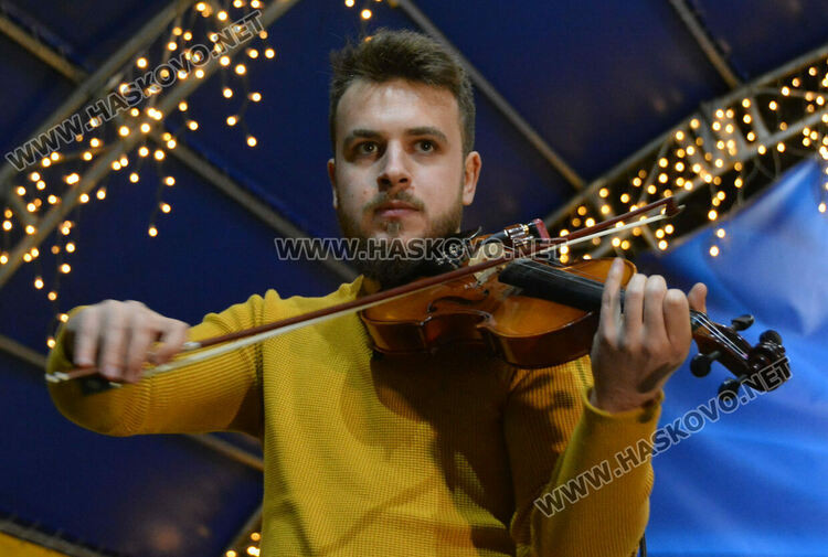 Дядо Коледа и Коледната фея пристигнаха за запалването светлините на елхата в Хасково