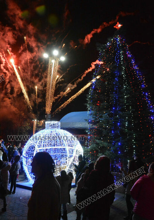 Дядо Коледа и Коледната фея пристигнаха за запалването светлините на елхата в Хасково