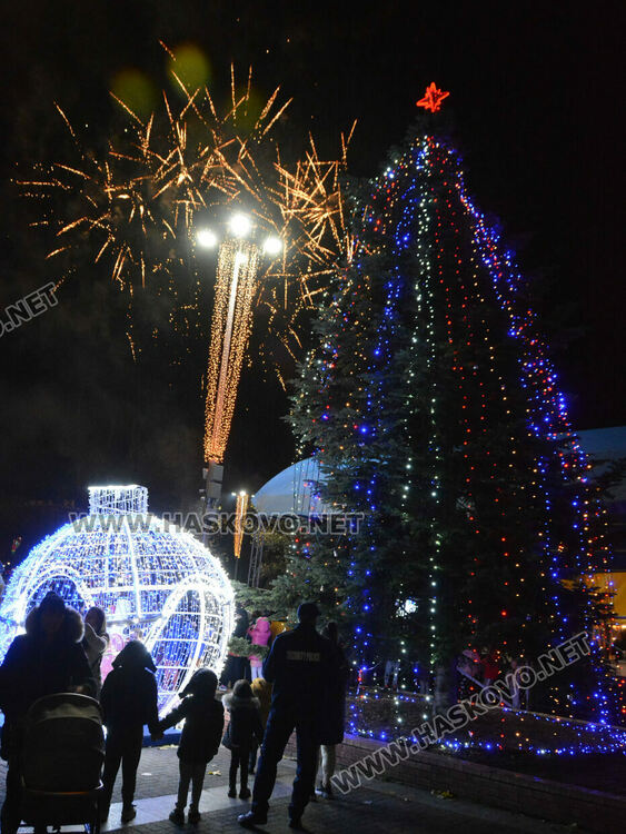 Дядо Коледа и Коледната фея пристигнаха за запалването светлините на елхата в Хасково