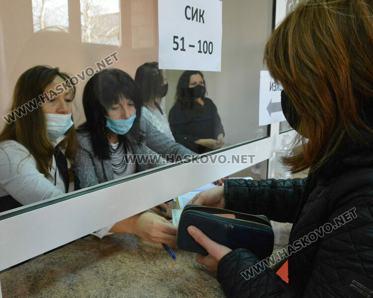 Започна изплащането на възнагражденията на СИК в Хасково