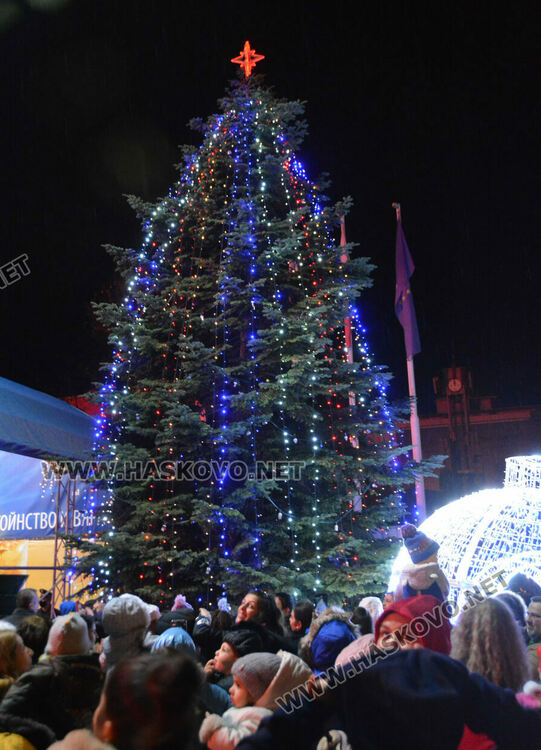 Дядо Коледа и Коледната фея пристигнаха за запалването светлините на елхата в Хасково