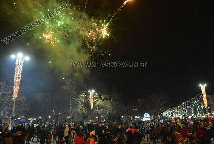 Дядо Коледа и Коледната фея пристигнаха за запалването светлините на елхата в Хасково