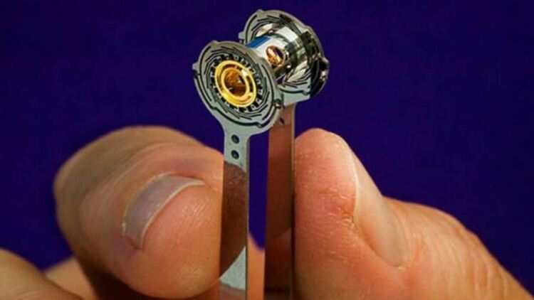 Типичен холраум цилиндър е широк около сантиметър с лазерни входни отвори в двата края. Капсулата за гориво е окачена вътре в холраума. Кредит: LLNL