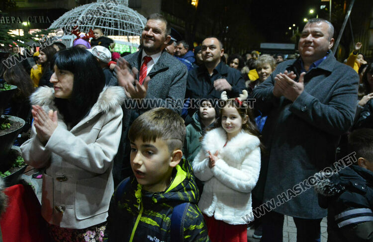 Дядо Коледа и Коледната фея пристигнаха за запалването светлините на елхата в Хасково