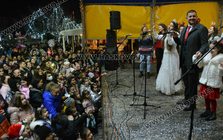 Дядо Коледа и Коледната фея пристигнаха за запалването светлините на елхата в Хасково