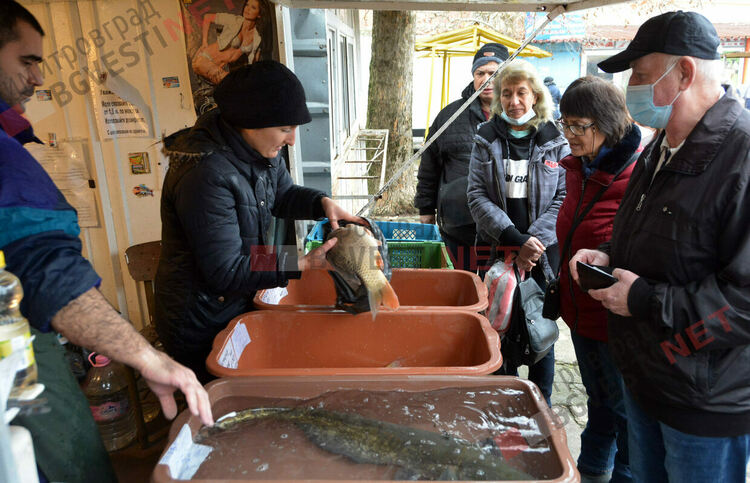 Никулден е, извиха се опашки пред сергиите за риба на Неделен пазар в Димитровград