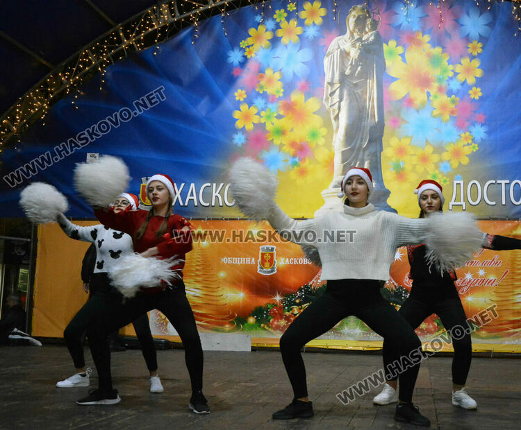 Дядо Коледа и Коледната фея пристигнаха за запалването светлините на елхата в Хасково