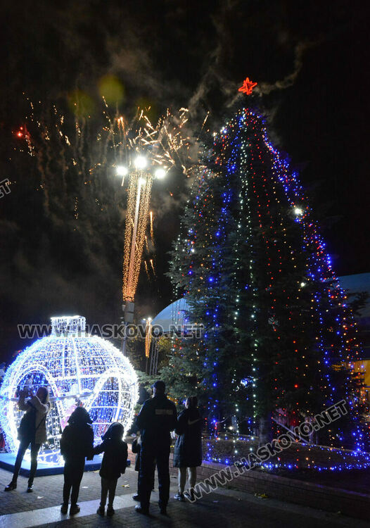 Дядо Коледа и Коледната фея пристигнаха за запалването светлините на елхата в Хасково