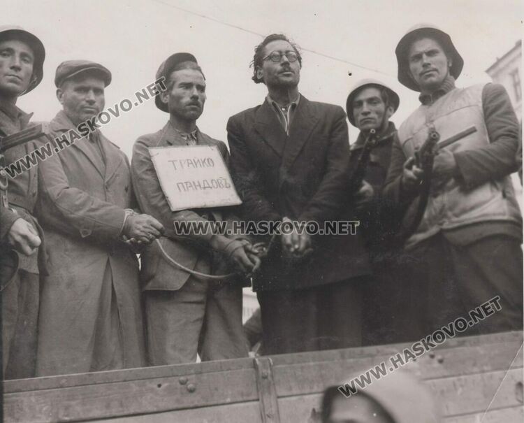 Докарване на подсъдимите от Народния съд до театъра, където са се провеждали съдебните заседания