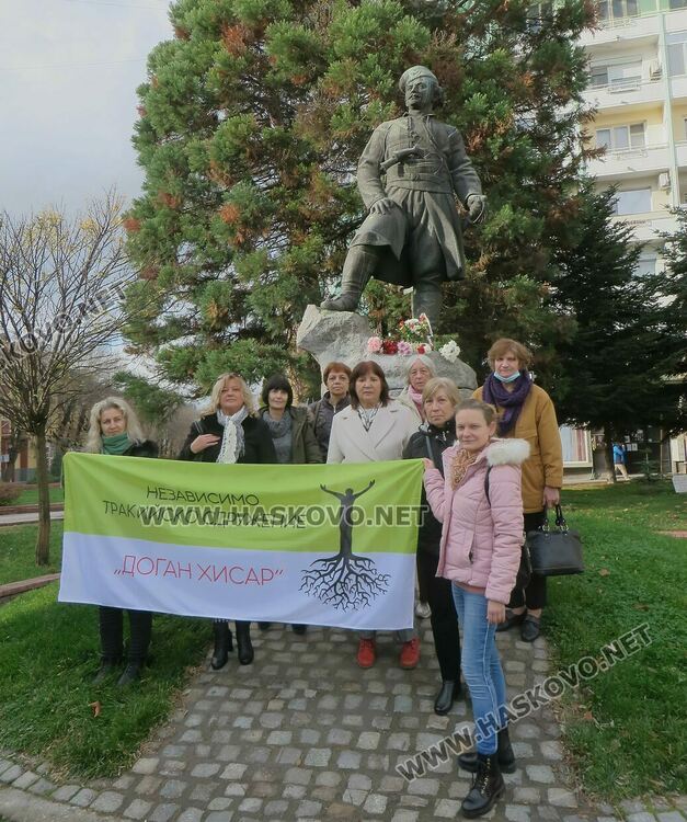 С цветя почетоха 177-та годишнина от рождението на Капитан Петко войвода