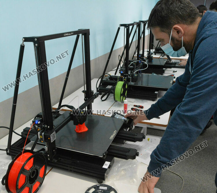 В Хасковската математическа гимназия развиват кариерното ориентиране в модерен STEM кабинет