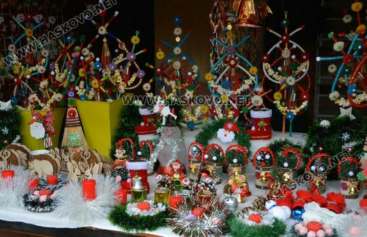 Заработи Коледният базар на занаятчиите в центъра на Хасково