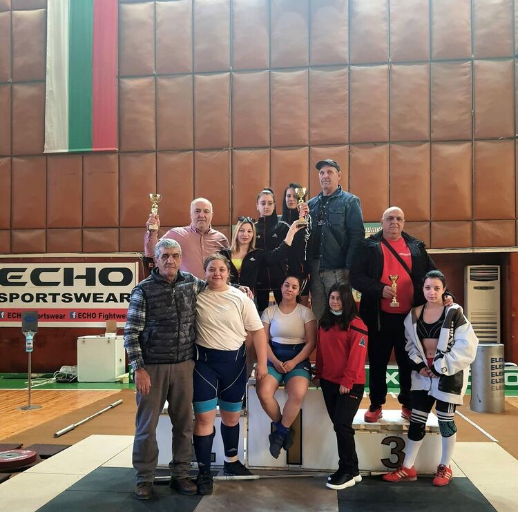 Младите надежди на Момчилград с три първи места в щангите