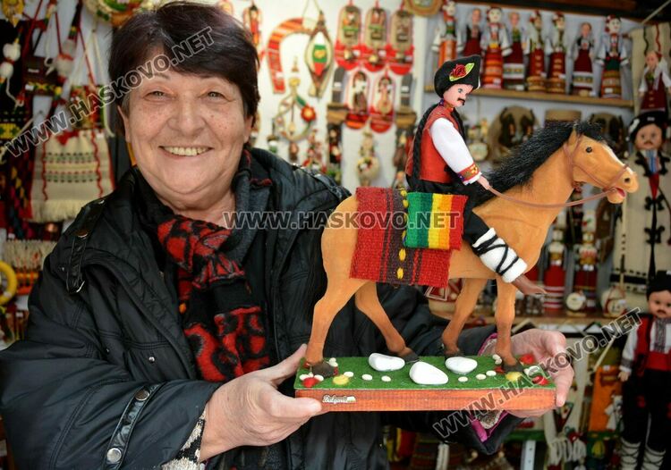 Заработи Коледният базар на занаятчиите в центъра на Хасково