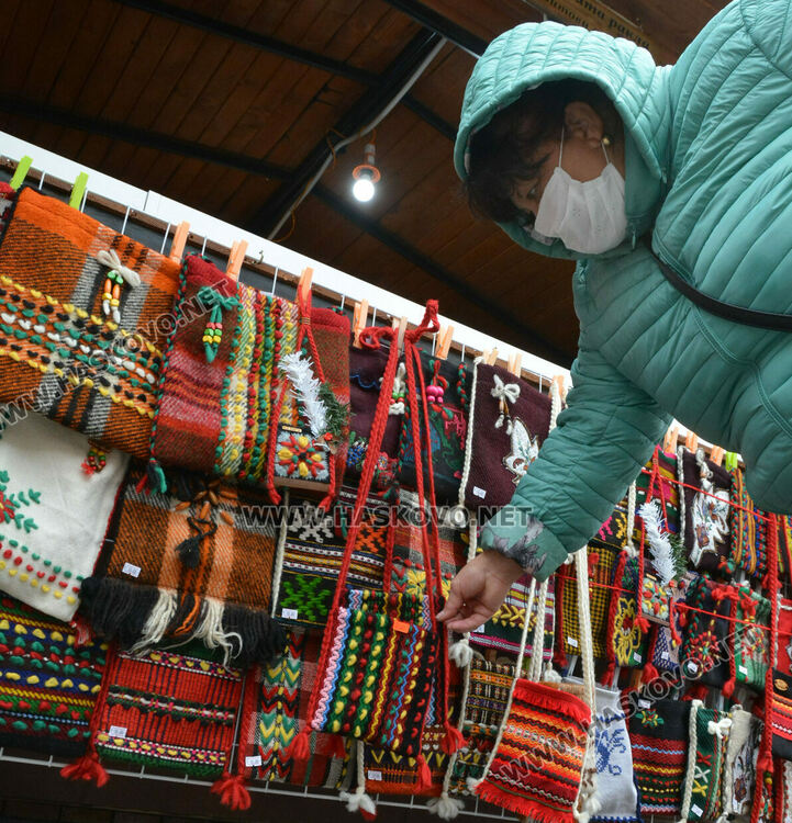 Заработи Коледният базар на занаятчиите в центъра на Хасково