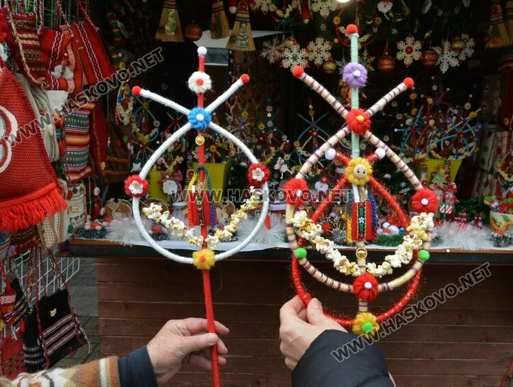 Заработи Коледният базар на занаятчиите в центъра на Хасково