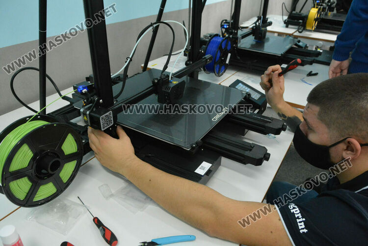 В Хасковската математическа гимназия развиват кариерното ориентиране в модерен STEM кабинет