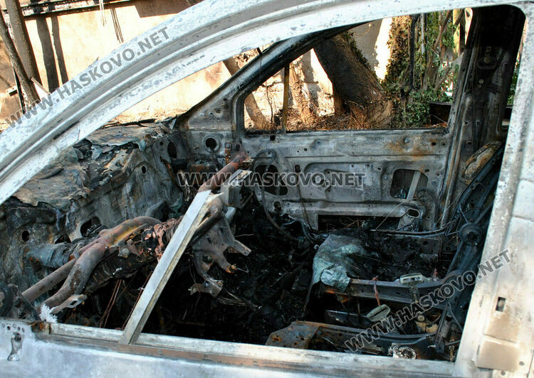 Камион изгоря посред нощ в стопанска постройка