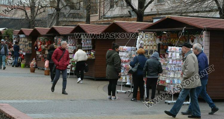 Заработи Коледният базар на занаятчиите в центъра на Хасково