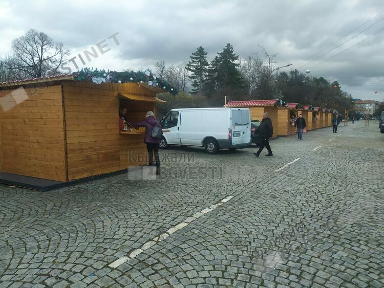 Видеонаблюдение ще следи за опазването на Коледния базар и елхи в центъра на Кърджали