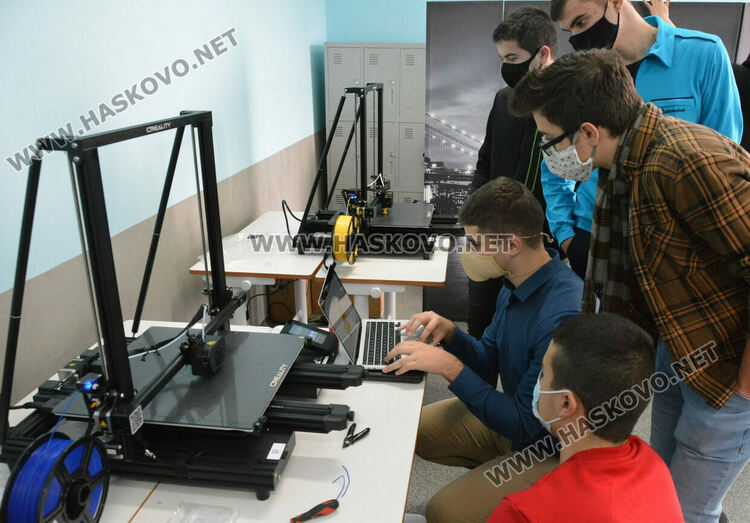 В Хасковската математическа гимназия развиват кариерното ориентиране в модерен STEM кабинет