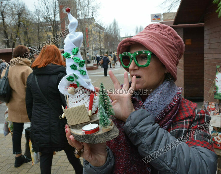 Заработи Коледният базар на занаятчиите в центъра на Хасково