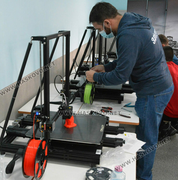 В Хасковската математическа гимназия развиват кариерното ориентиране в модерен STEM кабинет