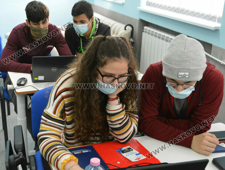 В Хасковската математическа гимназия развиват кариерното ориентиране в модерен STEM кабинет