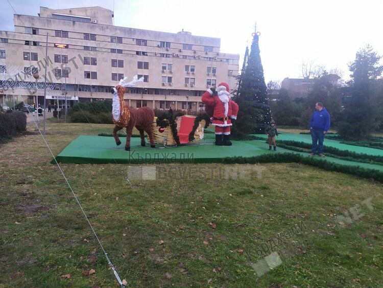 Видеонаблюдение ще следи за опазването на Коледния базар и елхи в центъра на Кърджали