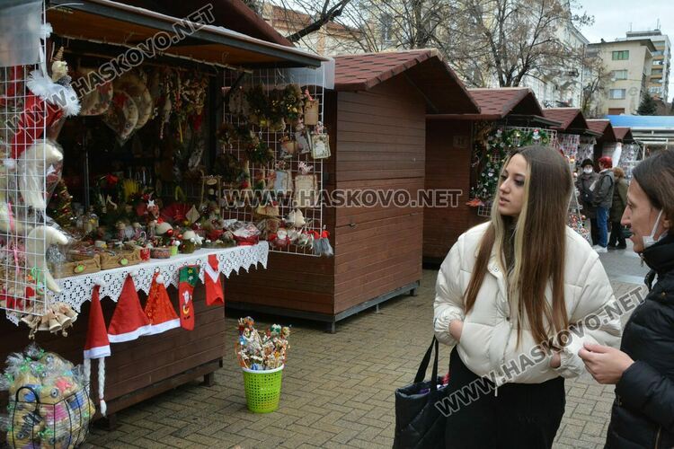 Заработи Коледният базар на занаятчиите в центъра на Хасково