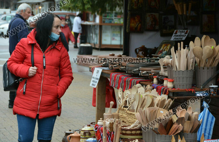 Заработи Коледният базар на занаятчиите в центъра на Хасково