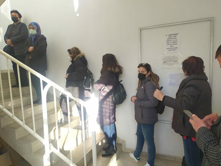 Опашки пред Общинската данъчна служба,кърджалийци бързат да хванат отстъпката за налозите