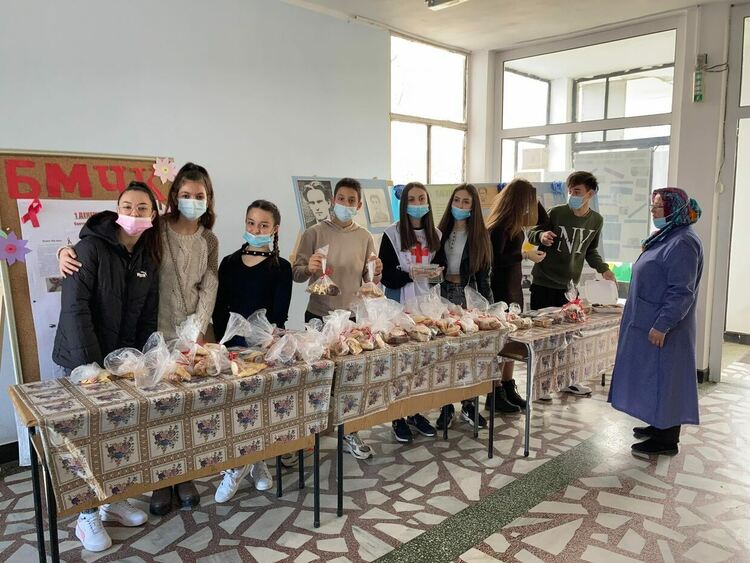 Доброволци на БЧК с коледен базар