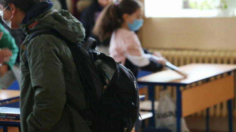 Над половината от всички ученици в област Перник вече учат присъствено