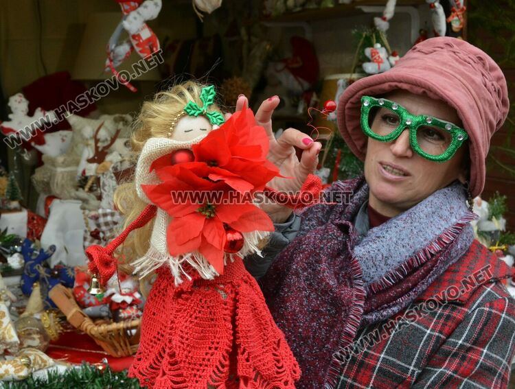 Заработи Коледният базар на занаятчиите в центъра на Хасково
