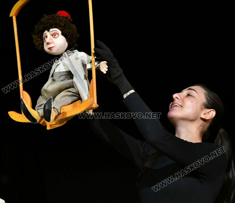 Куклена премиера &bdquo;Аладин&ldquo; за театъра в Хасково и завеса за новите актьори