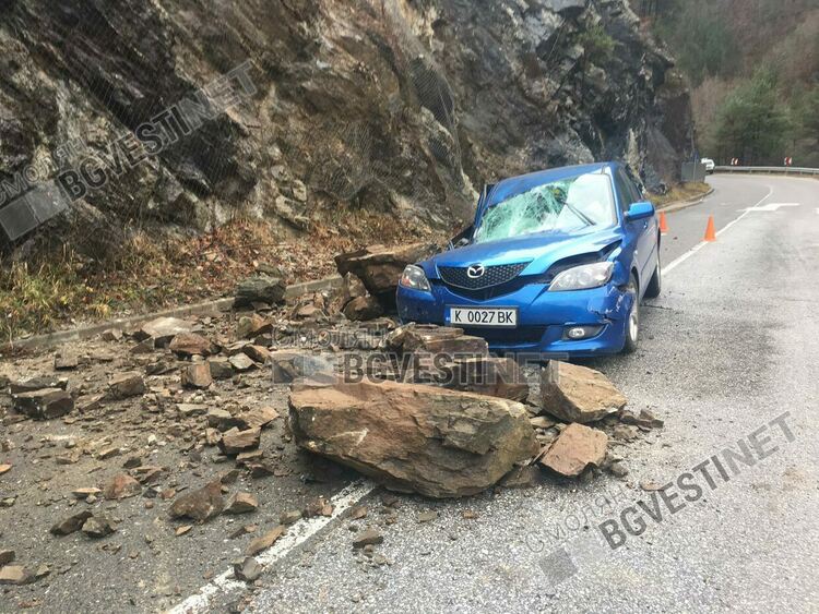 Бременна жена оцеля по чудо след като камъни паднаха върху колата й